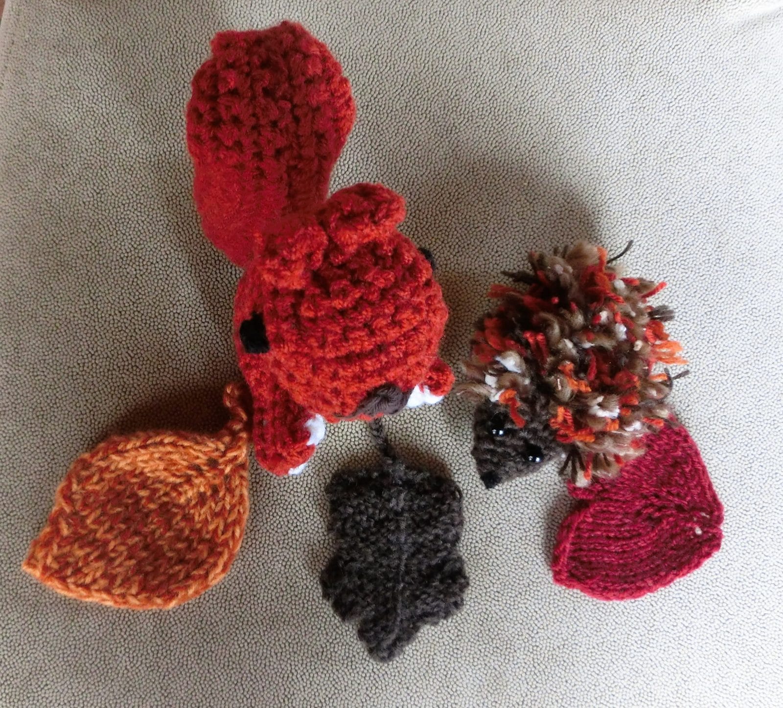 Eichhörnchen und Igel als Herbstdekoration