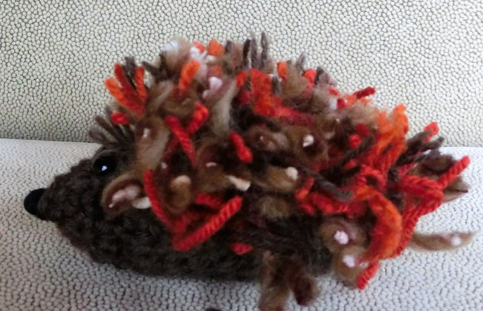 Eichhörnchen und Igel als Herbstdekoration