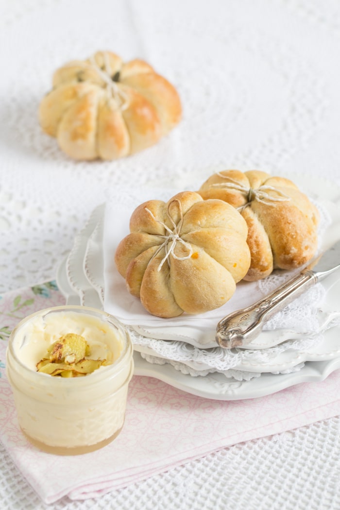 „Kürbis Brötchen mit Ingwer Butter!“ [Halloween Frühstück mal nicht gruselig;]