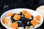 „Maden-Nudeln“ mit schwarzem Pesto für Halloween