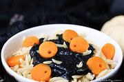 „Maden-Nudeln“ mit schwarzem Pesto für Halloween