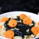 „Maden-Nudeln“ mit schwarzem Pesto für Halloween