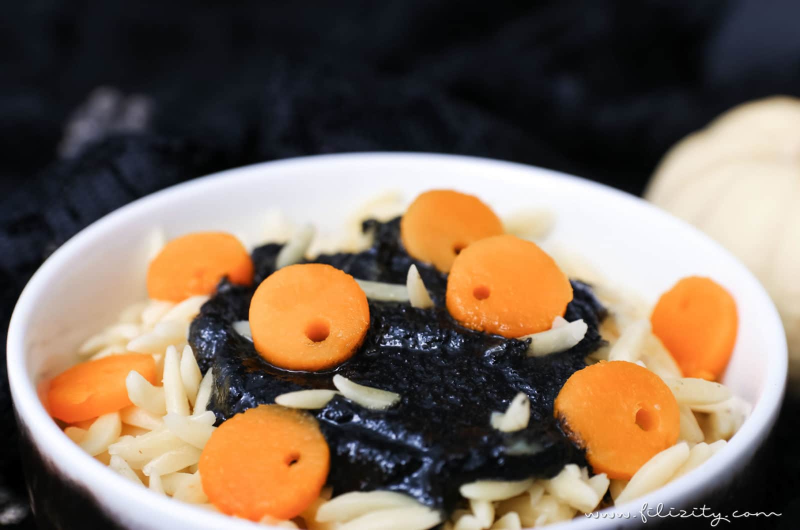 „Maden-Nudeln“ mit schwarzem Pesto für Halloween