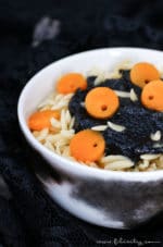 „Maden-Nudeln“ mit schwarzem Pesto für Halloween
