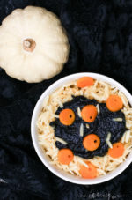 „Maden-Nudeln“ mit schwarzem Pesto für Halloween