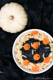 „Maden-Nudeln“ mit schwarzem Pesto für Halloween