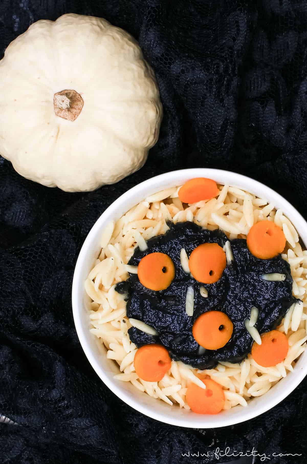 „Maden-Nudeln“ mit schwarzem Pesto für Halloween