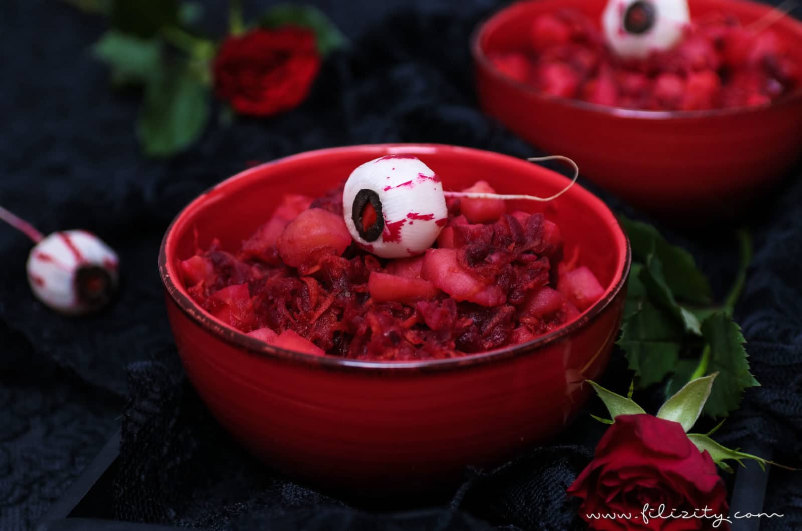 Halloween Vorspeise: Roter Kartoffelsalat mit Radieschen-Augäpfeln