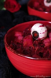 Halloween Vorspeise: Roter Kartoffelsalat mit Radieschen-Augäpfeln