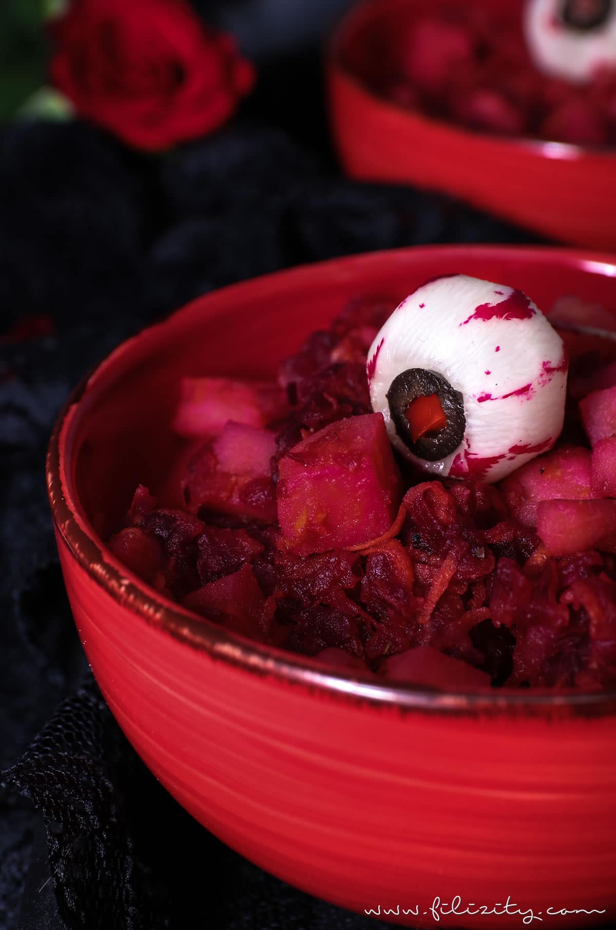 Halloween Vorspeise: Roter Kartoffelsalat mit Radieschen-Augäpfeln