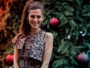 Frau vor Weihnachtsbaum mit roten und blauen Kugeln, festliche Stimmung, handgemachte Dekoration, Weihnachtszeit, festliche Atmosphäre, Weihnachtsbaum, festliche Dekoration.