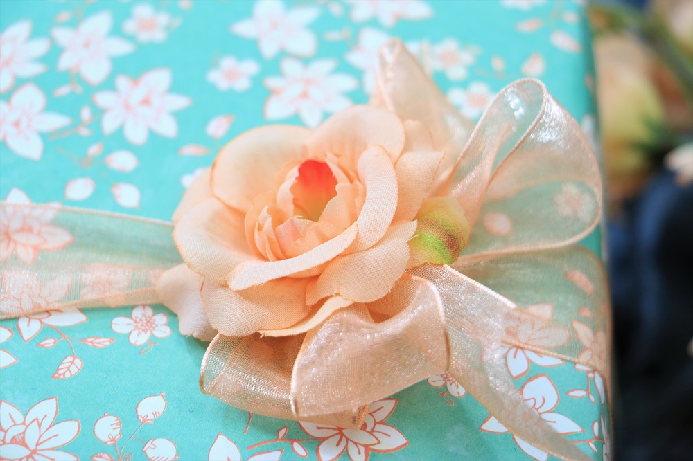 Yeah – Geschenksverpackung mit Fimobuchstaben