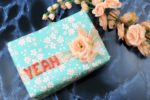 Yeah – Geschenksverpackung mit Fimobuchstaben