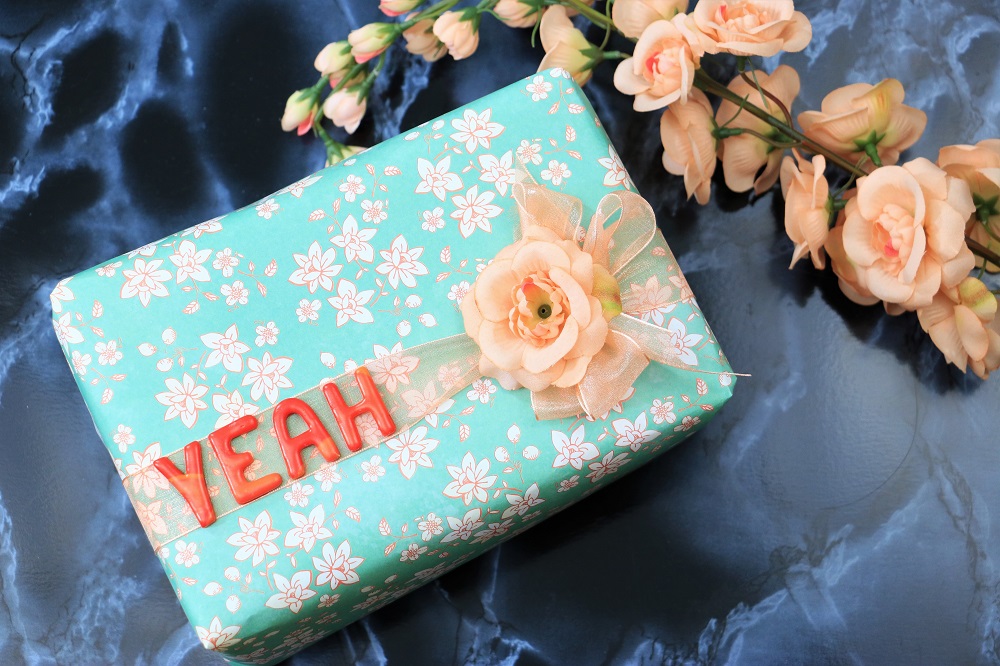 Yeah – Geschenksverpackung mit Fimobuchstaben