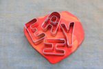 Yeah – Geschenksverpackung mit Fimobuchstaben