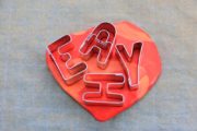Yeah – Geschenksverpackung mit Fimobuchstaben