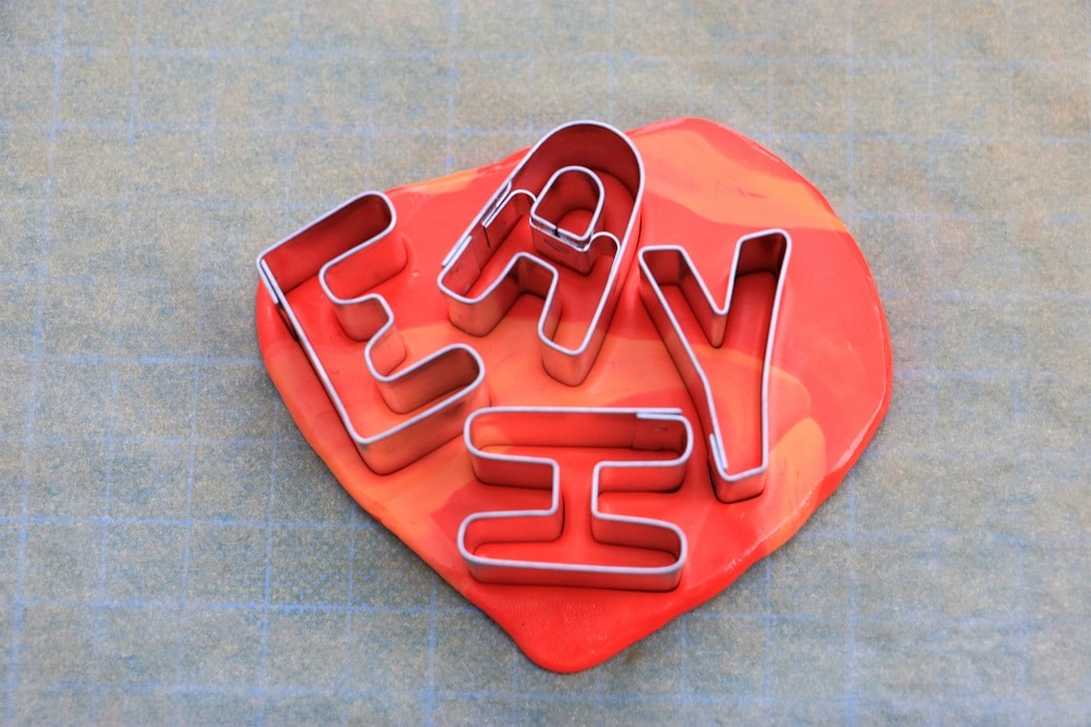 Yeah – Geschenksverpackung mit Fimobuchstaben