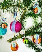 Adventskalender aus Weihnachtskugeln