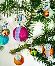 Adventskalender aus Weihnachtskugeln