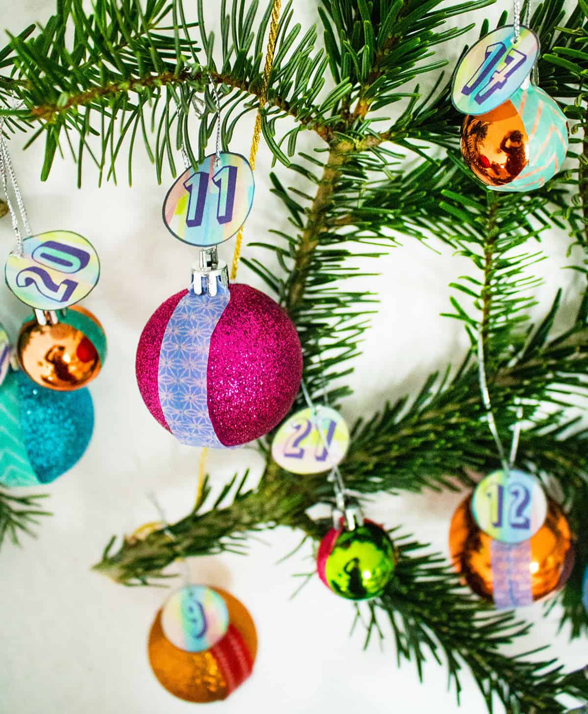 Adventskalender aus Weihnachtskugeln