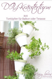 DIY-Kräuterturm aus Tontöpfen für den Balkon