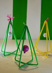Deko-Weihnachtsbäume aus Trinkhalmen basteln
