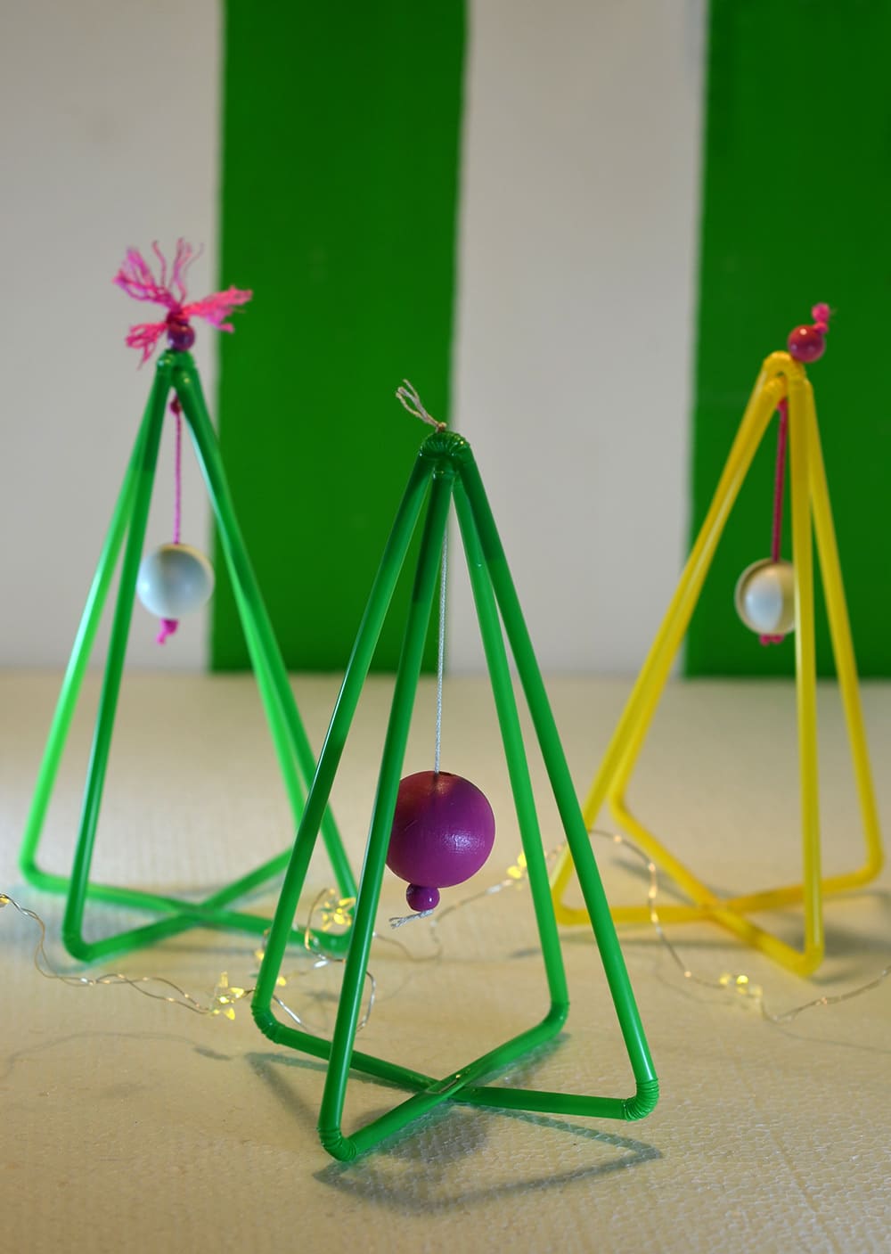 Deko-Weihnachtsbäume aus Trinkhalmen basteln