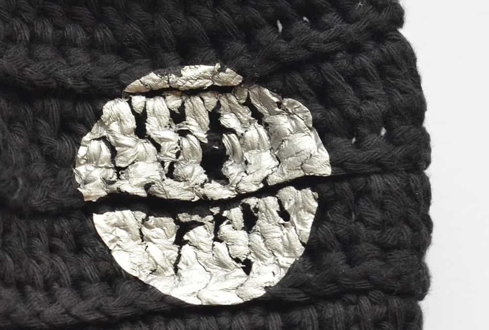Häkelmütze mit Metallic-Print