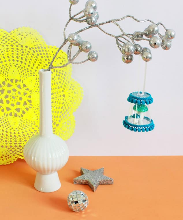 DIY WEIHNACHTS-ANHÄNGER BASTELN AUS SCHNAPSGLÄSERN