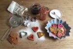Weihnachtsplätzchen aus Filz gefüllt mit Marmelade