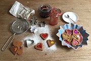 Weihnachtsplätzchen aus Filz gefüllt mit Marmelade