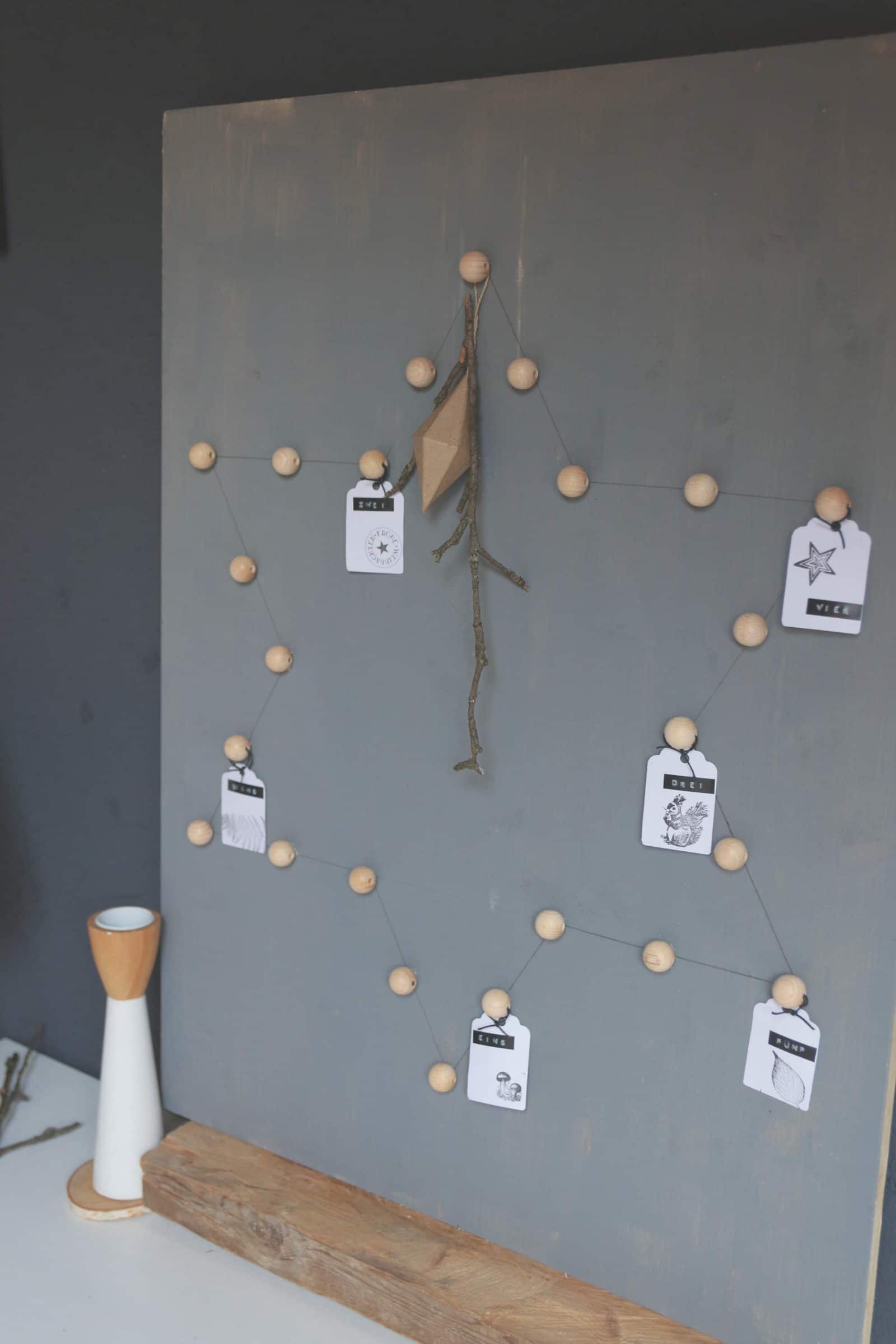 Adventskalender mit Holzkugeln