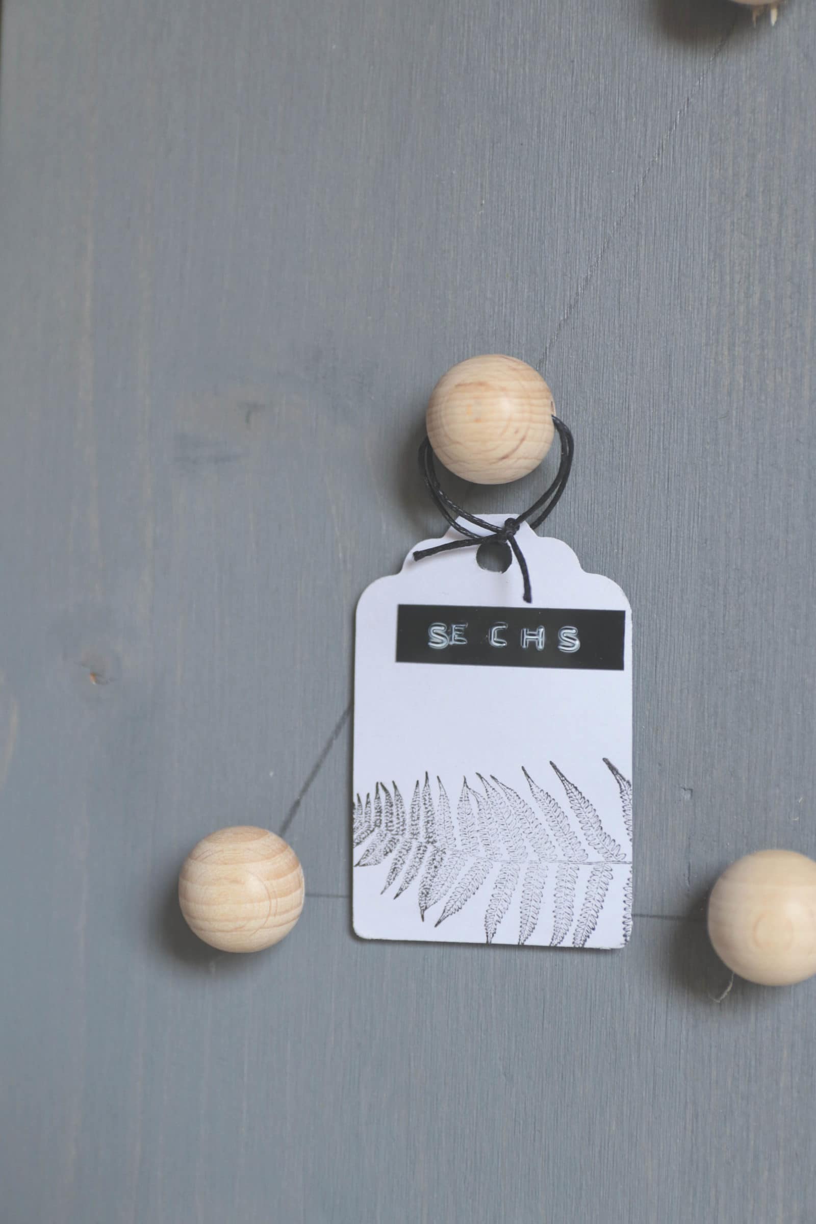 Adventskalender mit Holzkugeln