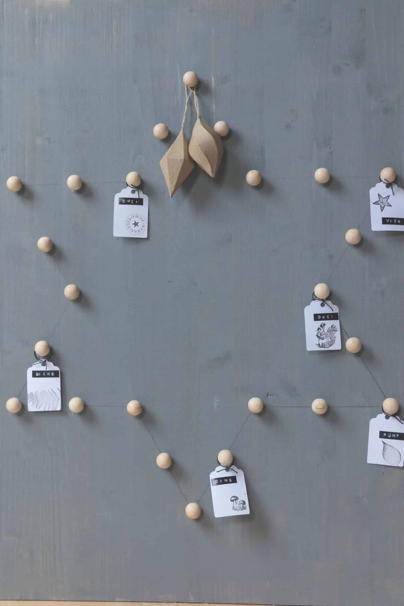 Adventskalender mit Holzkugeln
