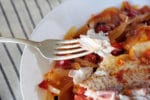 Karpfen vom Blech mit Tomaten und Zwiebeln