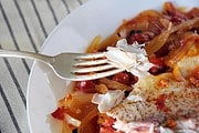 Karpfen vom Blech mit Tomaten und Zwiebeln