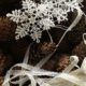 weihnachtliche Türdeko aus Tannenzapfen und Spitze
