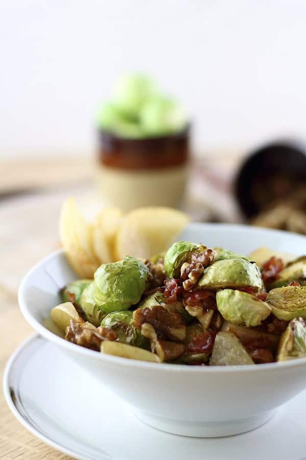 Rosenkohlsalat mit karamellisierter Nashi-Birne &amp; gerösteten Walnüssen ...