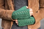Gestrickte Stulpen mit Ajourmuster