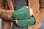 Gestrickte Stulpen mit Ajourmuster