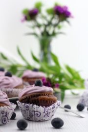 Violet Velvet Cupcakes mit Heidelbeer-Frischkäse-Topping