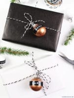 DIY Geschenkanhänger aus einer Weihnachtskugel + Dymo