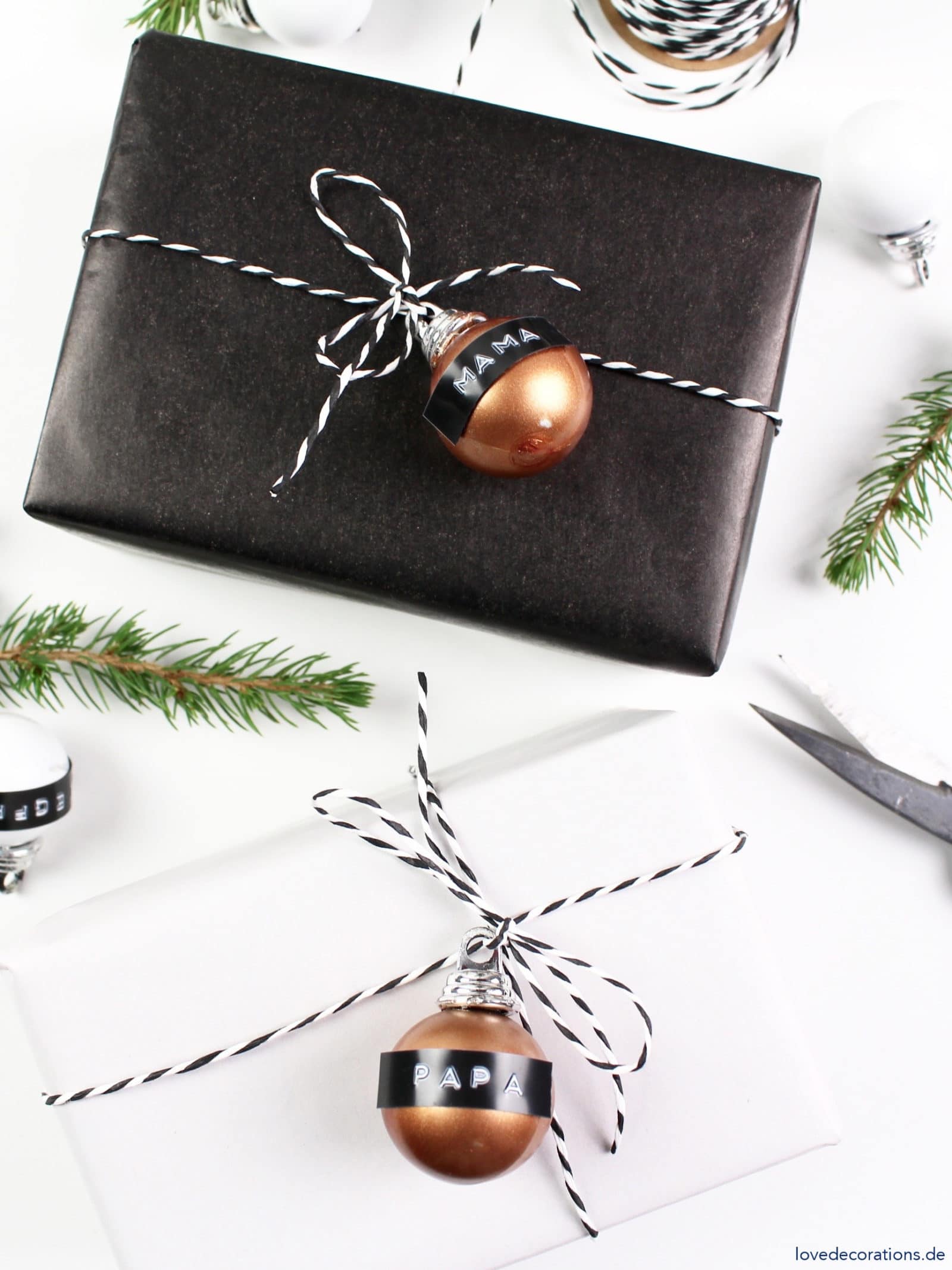 DIY Geschenkanhänger aus einer Weihnachtskugel + Dymo