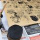 Geschenkpapier mit Holzdruck gestalten