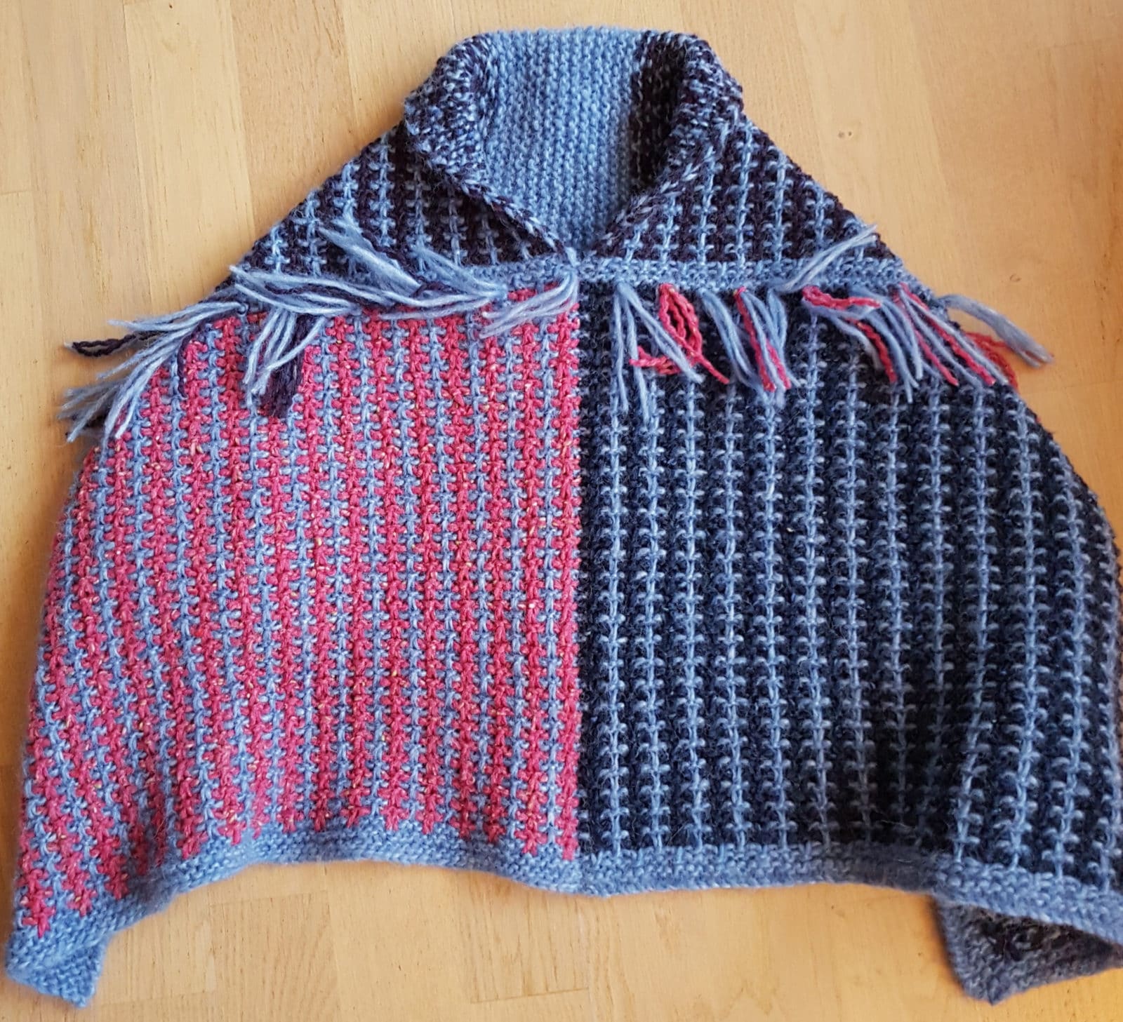 Poncho und Baskenmütze stricken