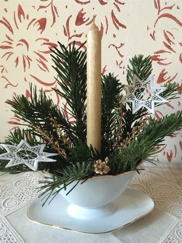 Adventsgesteck im Vintagegeschirr