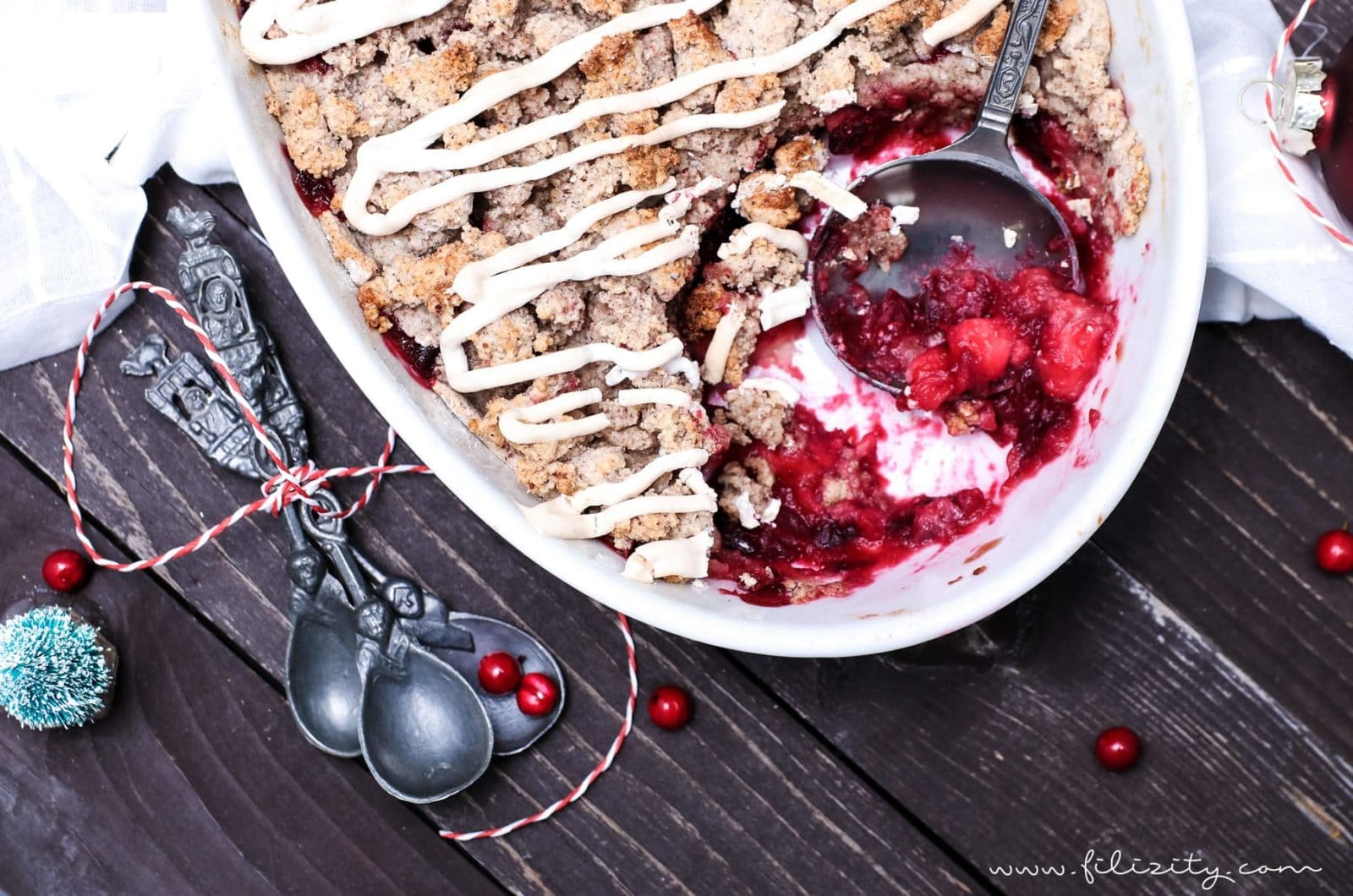 Weihnachts-Crumble mit Cranberries und Zimtsterne-Streuseln