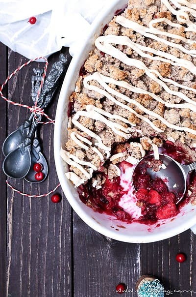 Weihnachts-Crumble mit Cranberries und Zimtsterne-Streuseln