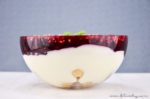 Windbeutel-Schicht-Dessert mit roter Grütze
