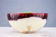 Windbeutel-Schicht-Dessert mit roter Grütze